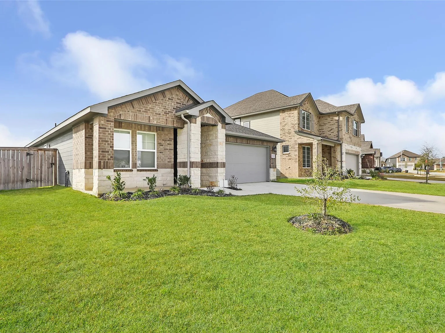 3 bed, 2.0 bath, 1739 sqft, $2,561 — Photo 2