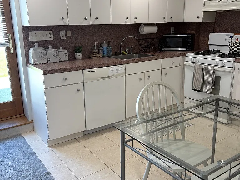 Greenwood Dr — Photo 3