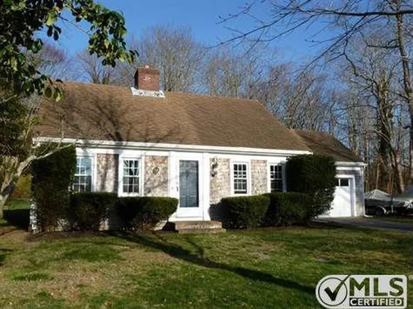 11 View Crest Dr, Falmouth, MA 02540