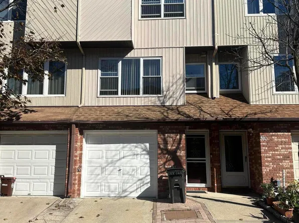 62 Venus Ln, Staten Island, NY 10314