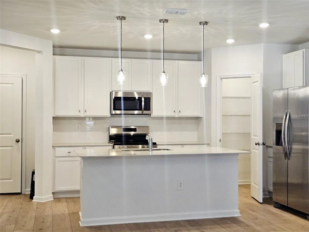 3 bed, 2.5 bath, 2614 sqft, $2,200 — Photo 4