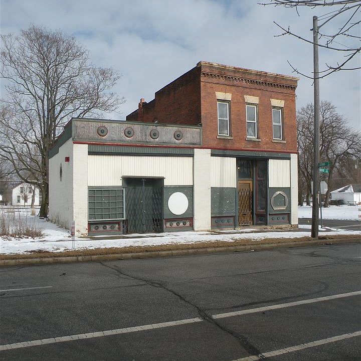 2nd image of 1023 E Wayne St
