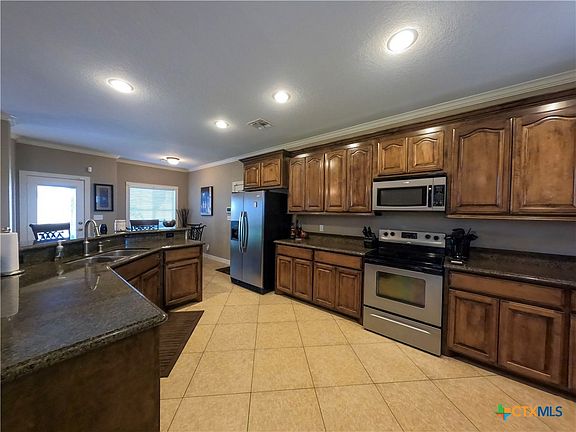 5th image of 302 Sam Houston Dr