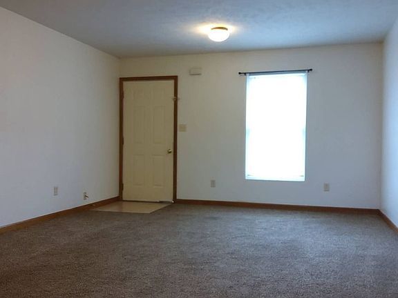 4th image of 251 Woodridge Ct APT A