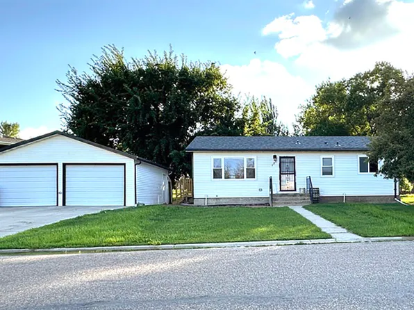 121 6th St SE, Watford City, ND 58854