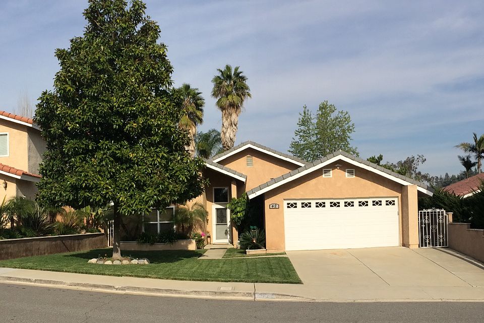 Front yard nicely landscaped