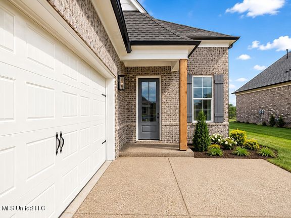 3rd image of 895 Coahoma Ct