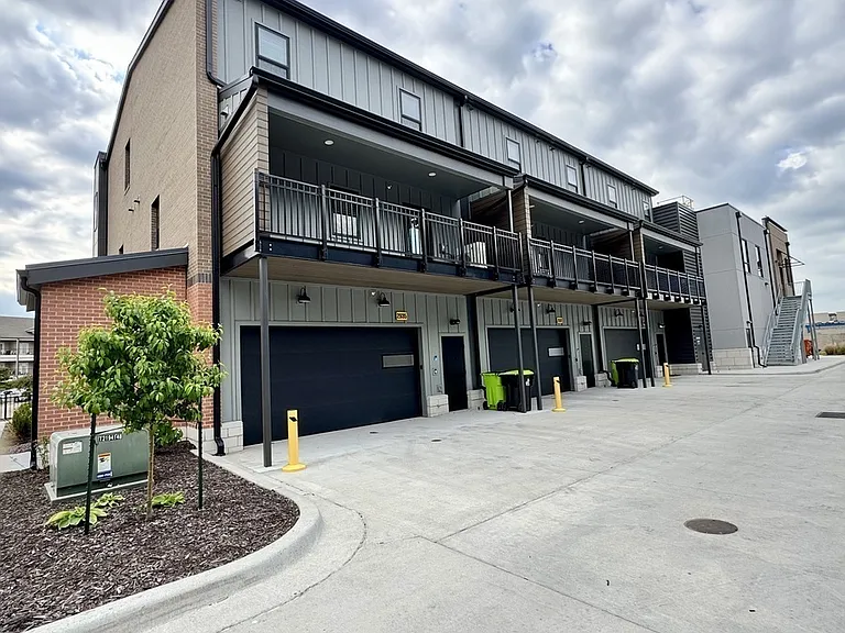2913 N Oak Trafficway #2935 — Photo 1