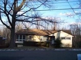 26 Oak Crest Rd, West Orange, NJ 07052