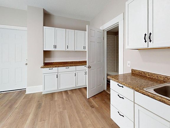 4th image of 838 Yale St #1