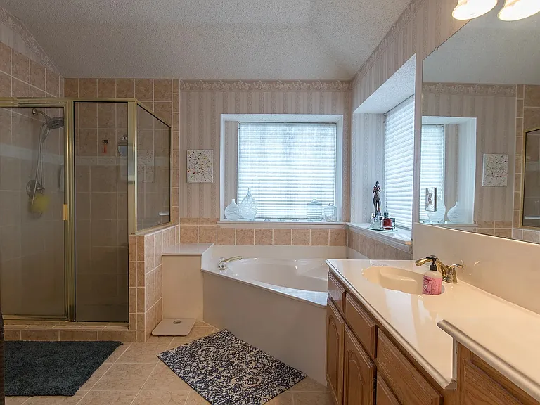 827 Cornell Ln — Photo 7