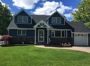 18 Mina Rd, Oakdale, NY 11769