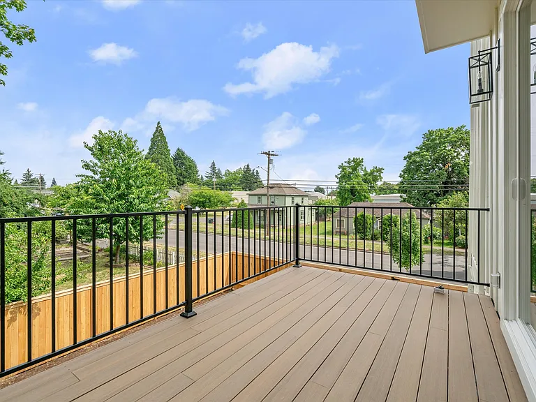 349 SE Walnut St — Photo 44