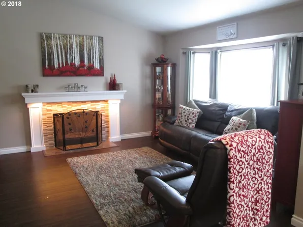 805 SE 71st Ave, Hillsboro, OR 97123