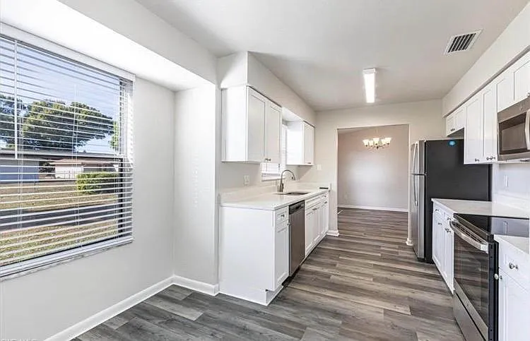 4140 SW 6th Ave — Photo 2