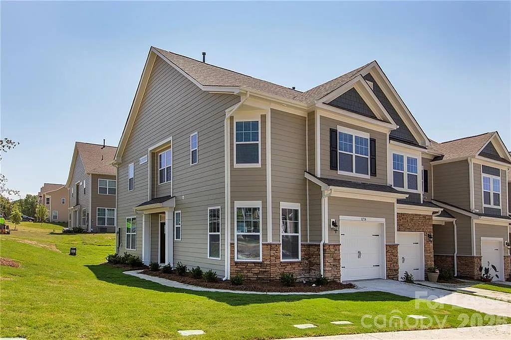 3 bed, 2.5 bath, 1774 sqft, $1,900 — Photo 1
