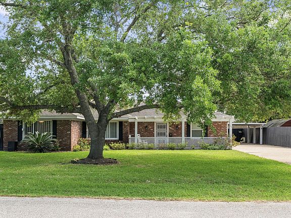 3rd image of 206 Village Dr