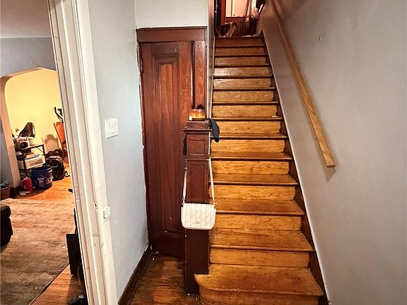 4th image of 222 Poplargrove St