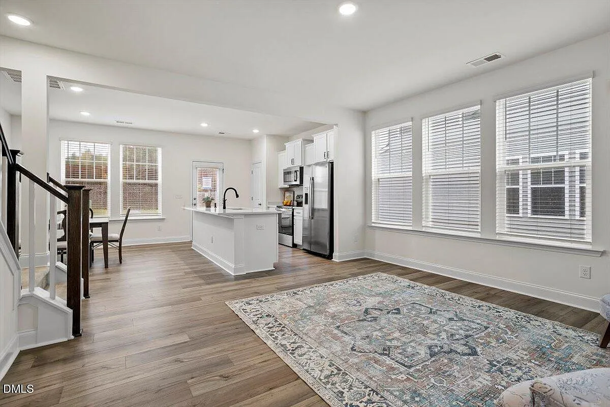 3 bed, 2.5 bath, 1603 sqft, $1,650 — Photo 4