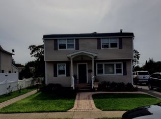 200 Cottage Blvd, Hicksville, NY 11801