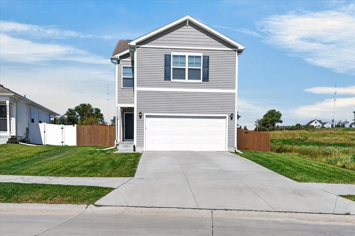 4 bed, 2252 sqft, $2,700 — Photo 2