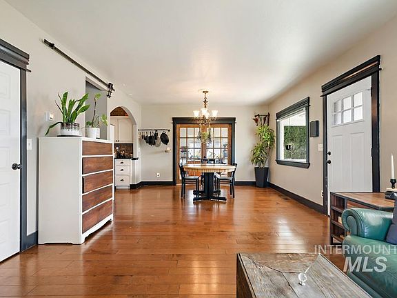 5th image of 218 W Elm St