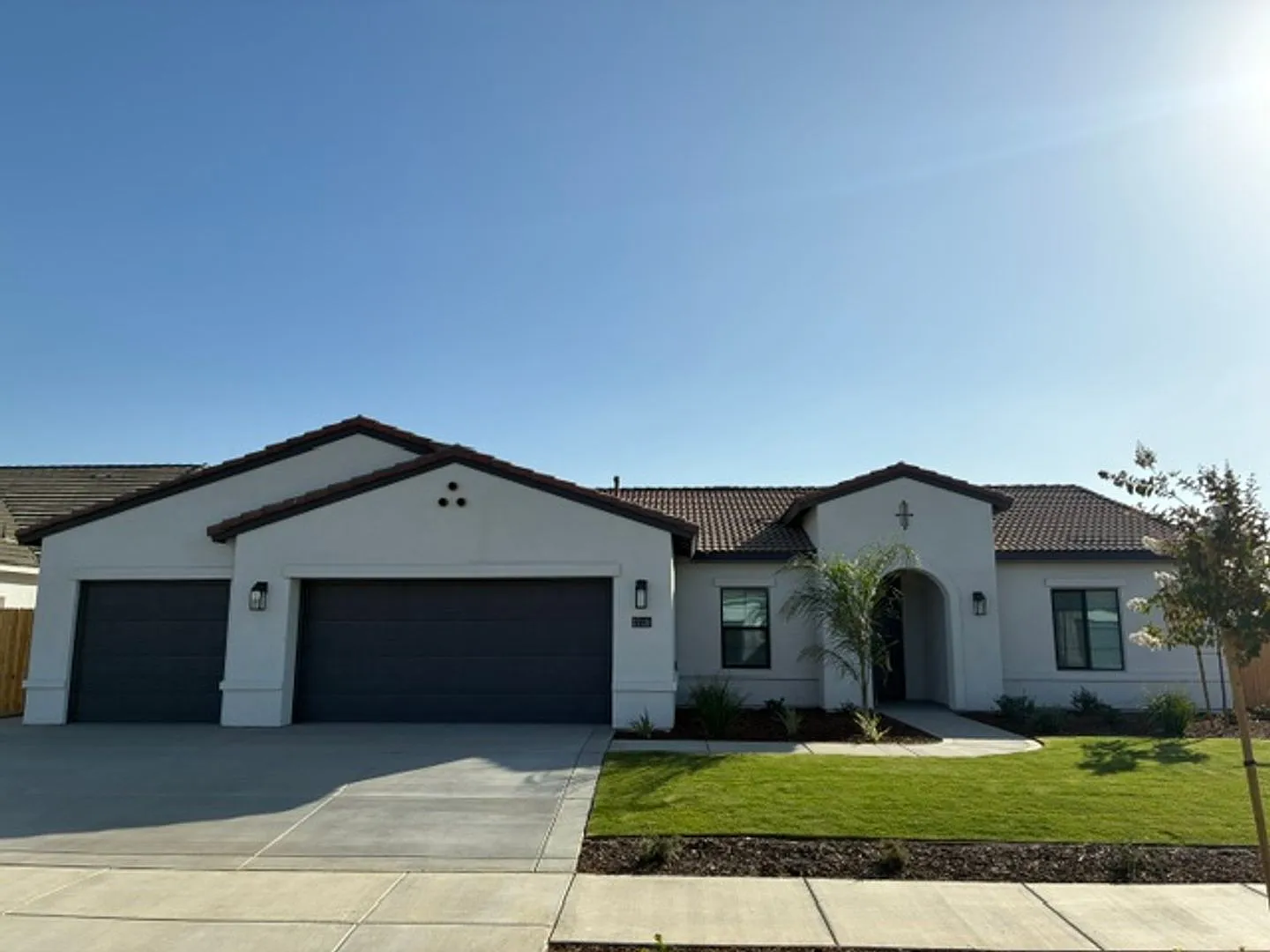 Brand New 4 Bedroom / 2 Bathroom Home for Lease in Sycamore at Stockdale River Ranch (Stockdale H... — Photo 2