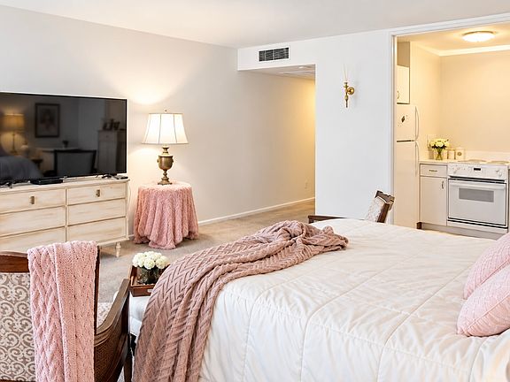 5th image of 260 E Chestnut St APT 409