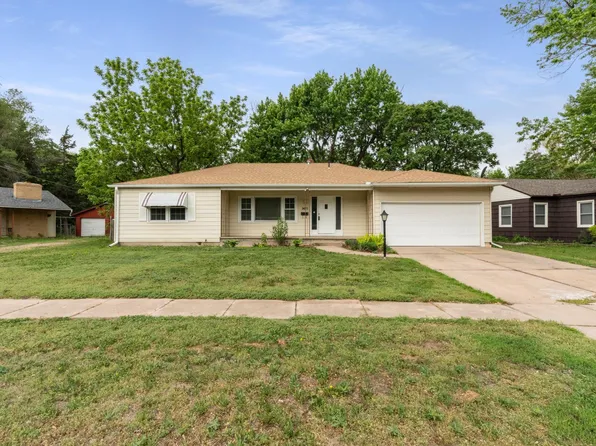 2425 E Glen Oaks Dr, Wichita, KS 67216
