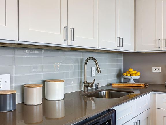 5th image of 2479 N Clark St #909