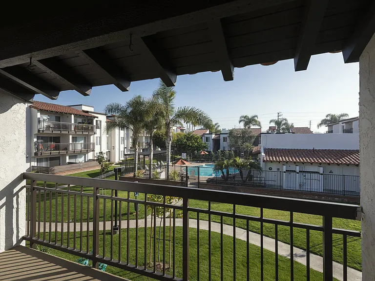 Huntington Vista — Photo 18