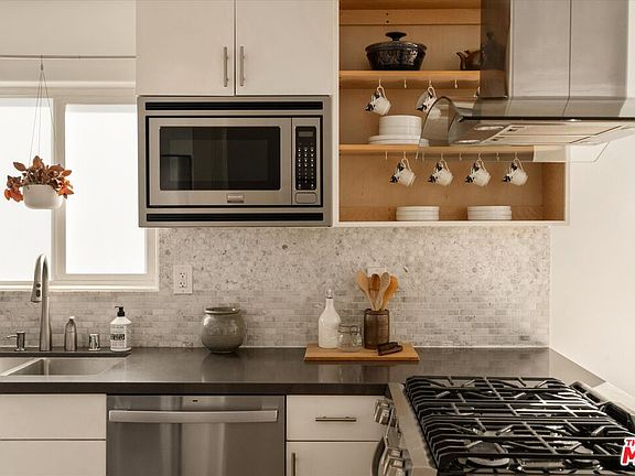 5th image of 2670 Carleton Ave