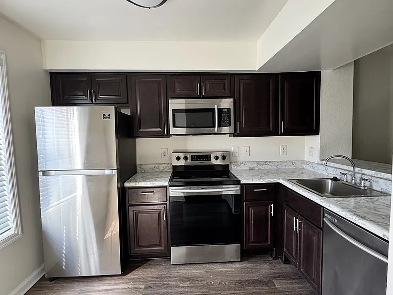1203 Fords Pointe Cir #1203 — Photo 1