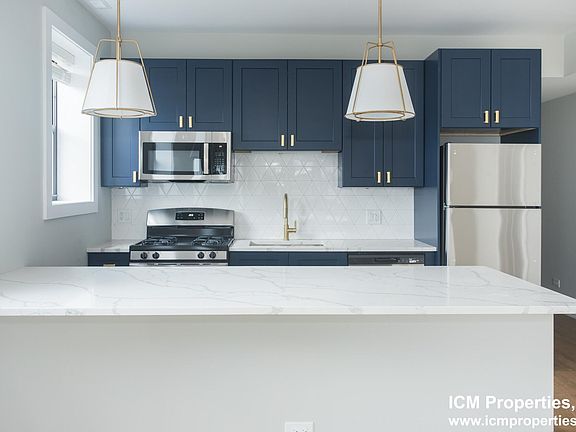2nd image of 2028 W Montrose Ave #2