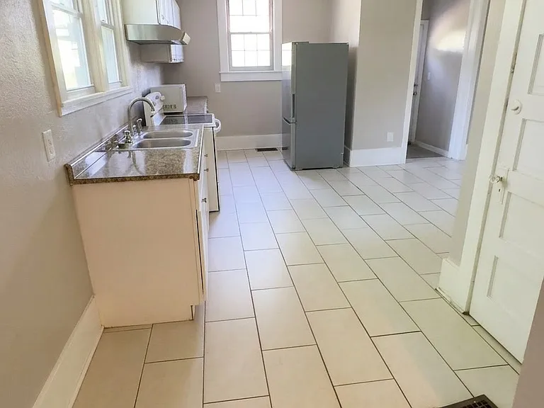 209 N Van Buren St #B — Photo 5