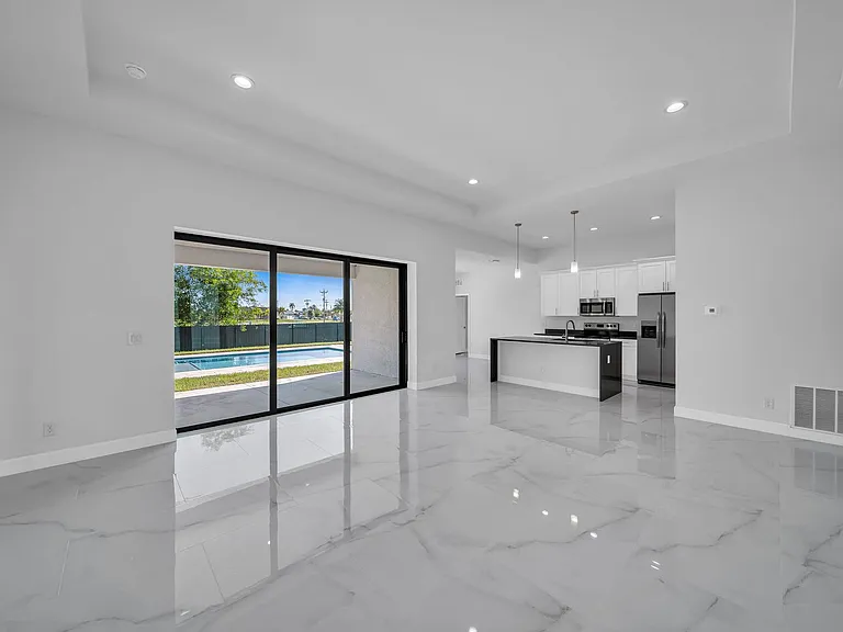 2504 SW 32nd St — Photo 3
