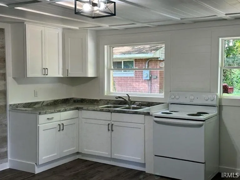 4261 S Lakeshore Dr — Photo 3