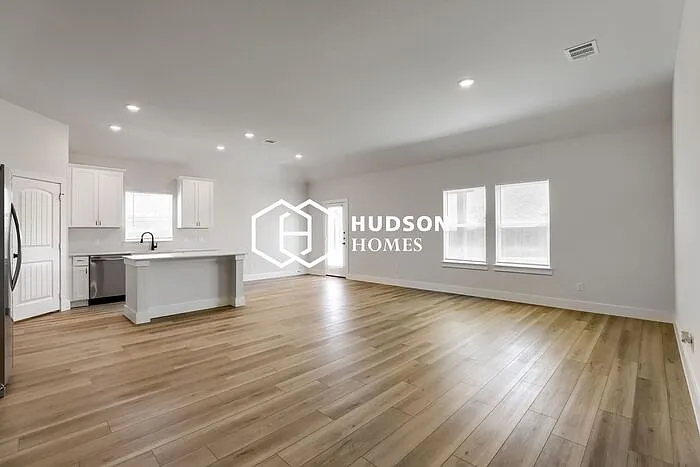 3 bed, 2.0 bath, 1600 sqft, $1,825 — Photo 2