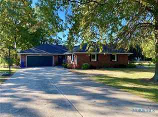 2033 Oak Ct, Swanton, OH 43558