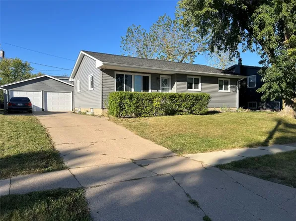 3004 Ravenwood Ter NW, Cedar Rapids, IA 52405