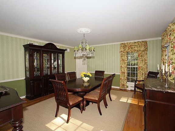 5th image of 8 Somerset Dr