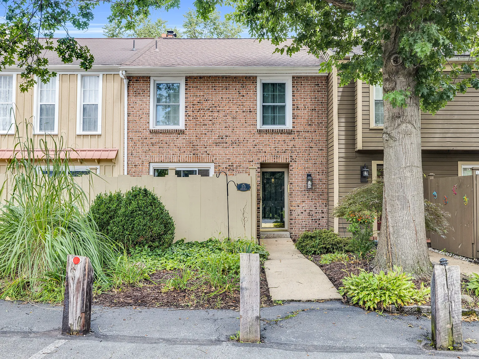 3 bed, 2.5 bath, 1850 sqft, $2,300 — Photo 1