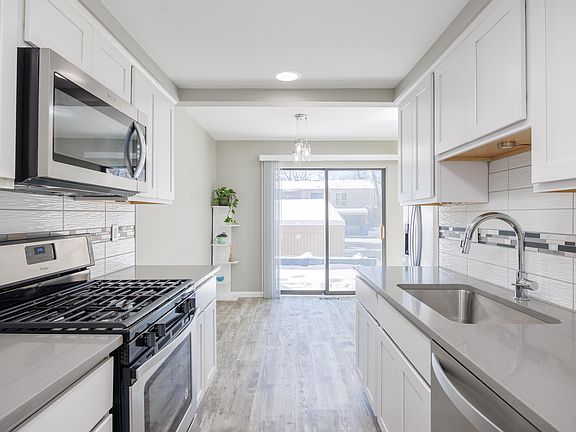 5th image of 1468 Oakbrook Dr E