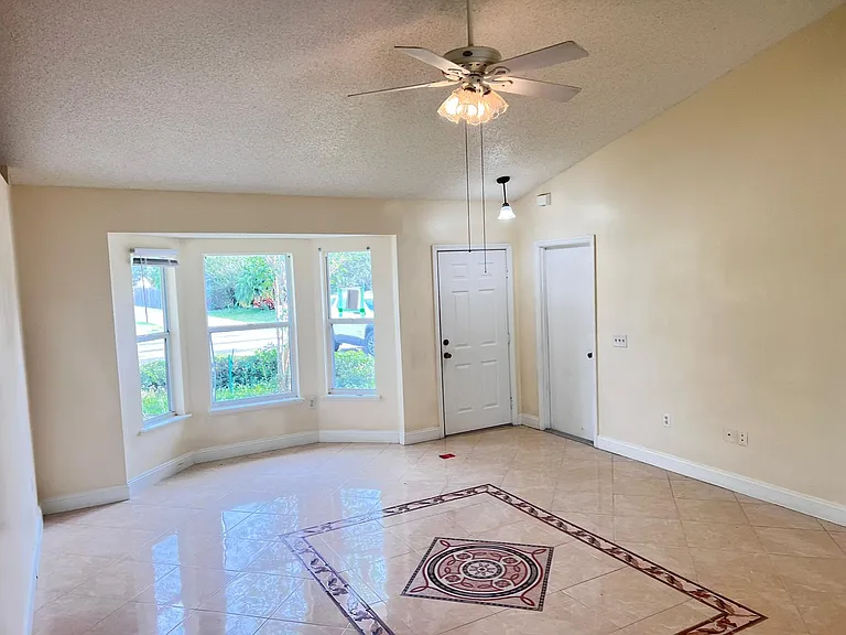961 Derbyshire Dr — Photo 8