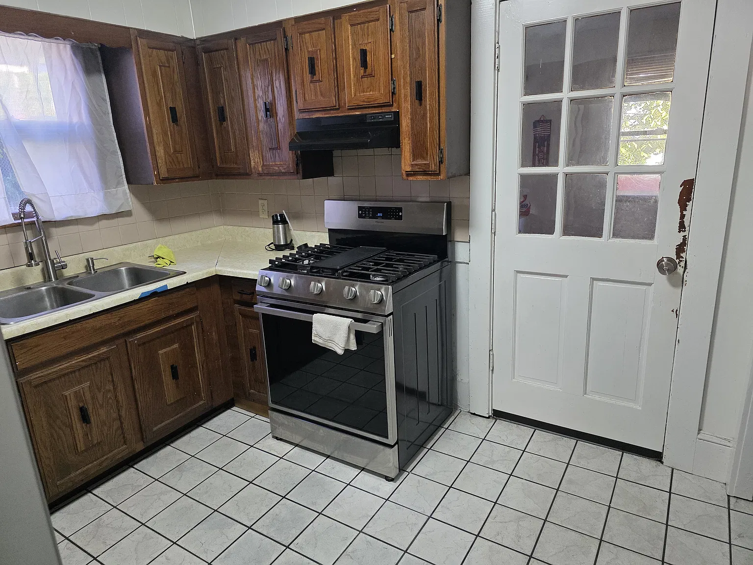 3 bed, 1200 sqft, $1,800 — Photo 1