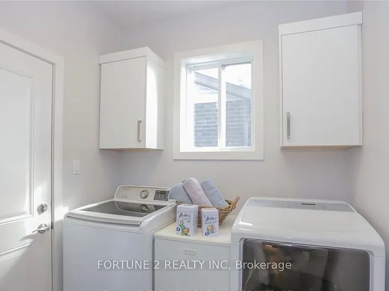 1877 Foxridge Cres — Photo 8