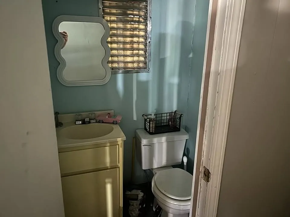 Studio, 2000 sqft, $800 — Photo 2