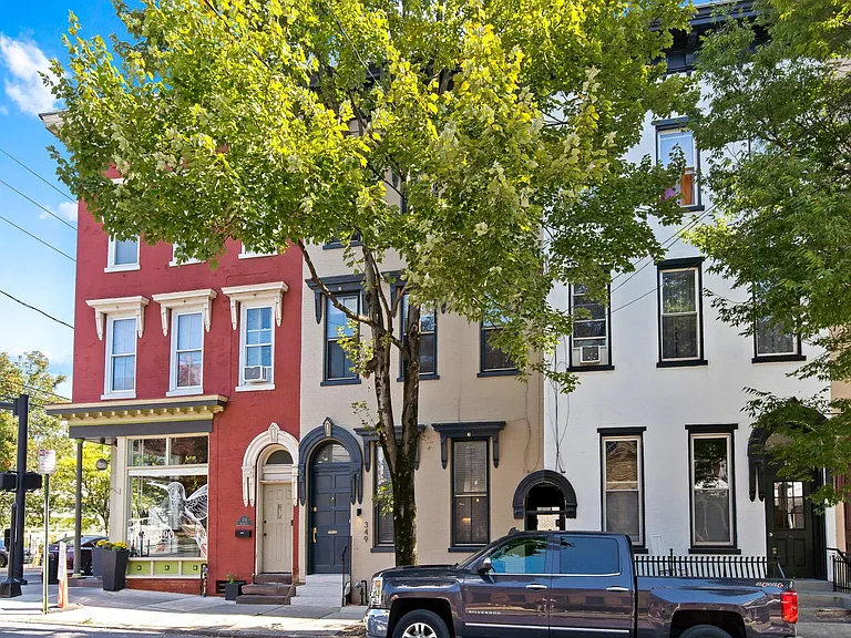 349 N Mulberry St — Photo 2