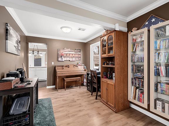 5th image of 489 Waterbury Ln