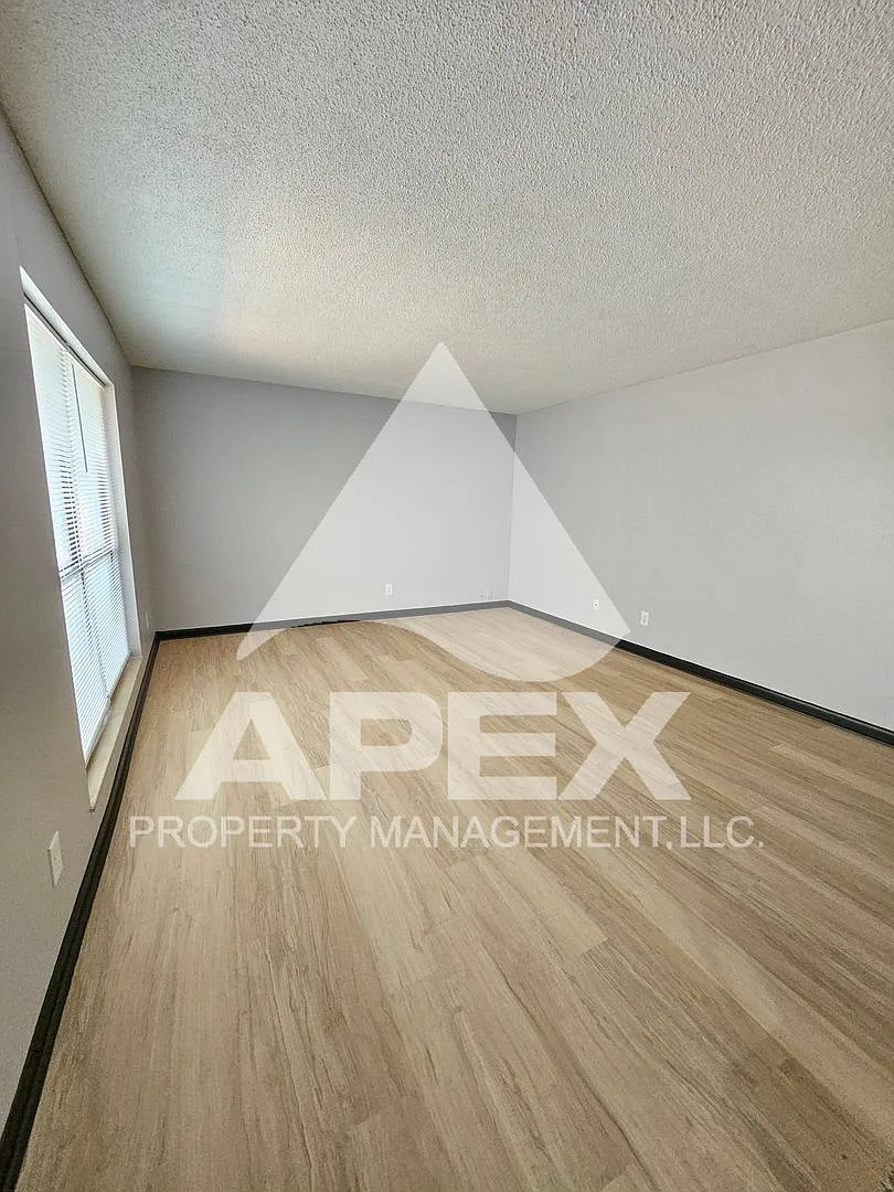 504 Cedartop Lane — Photo 3